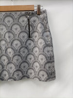 OTRAS. Falda gris estampada T.m