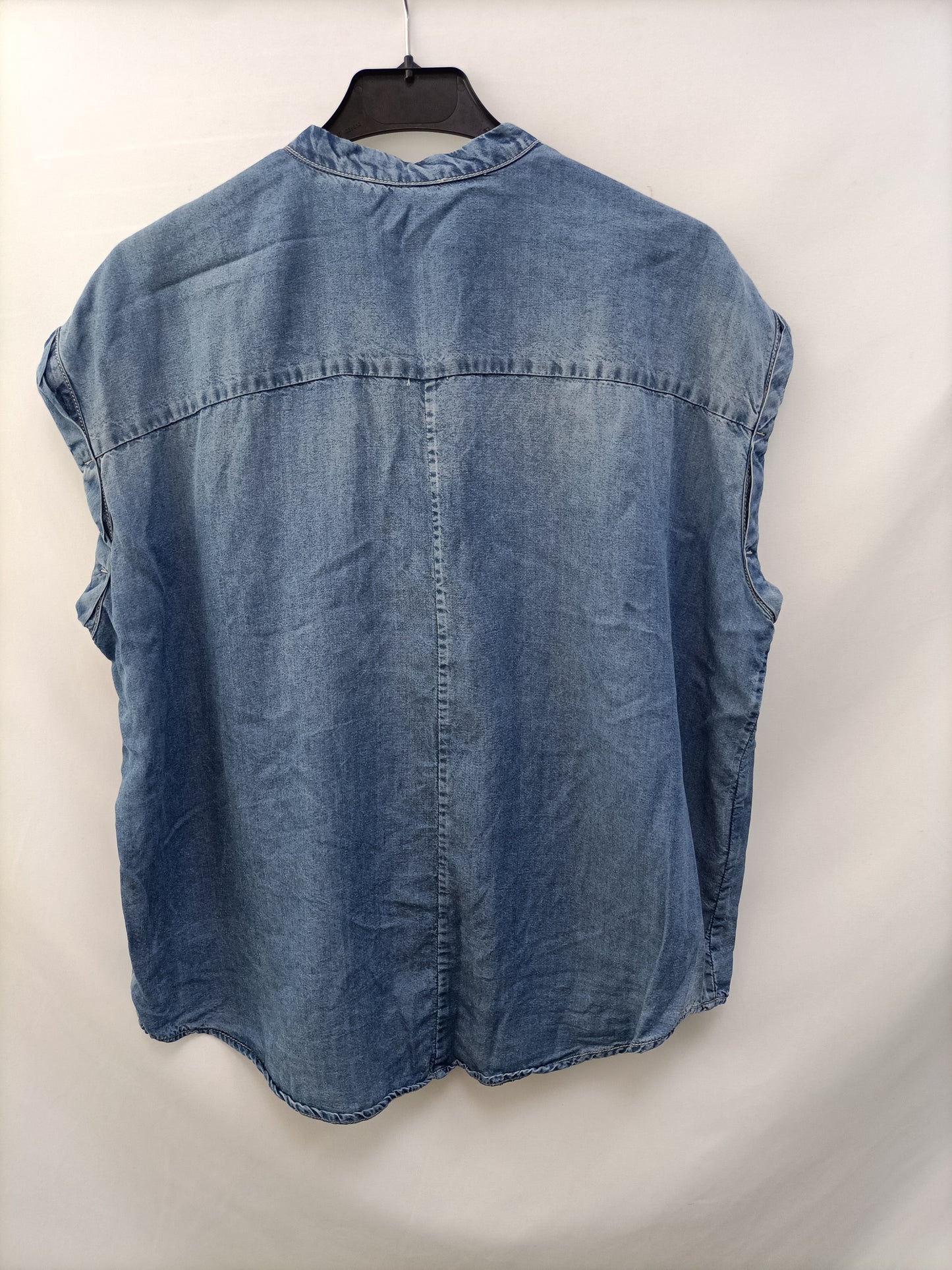 MANGO.Camisa vaquera sin mangas T.M