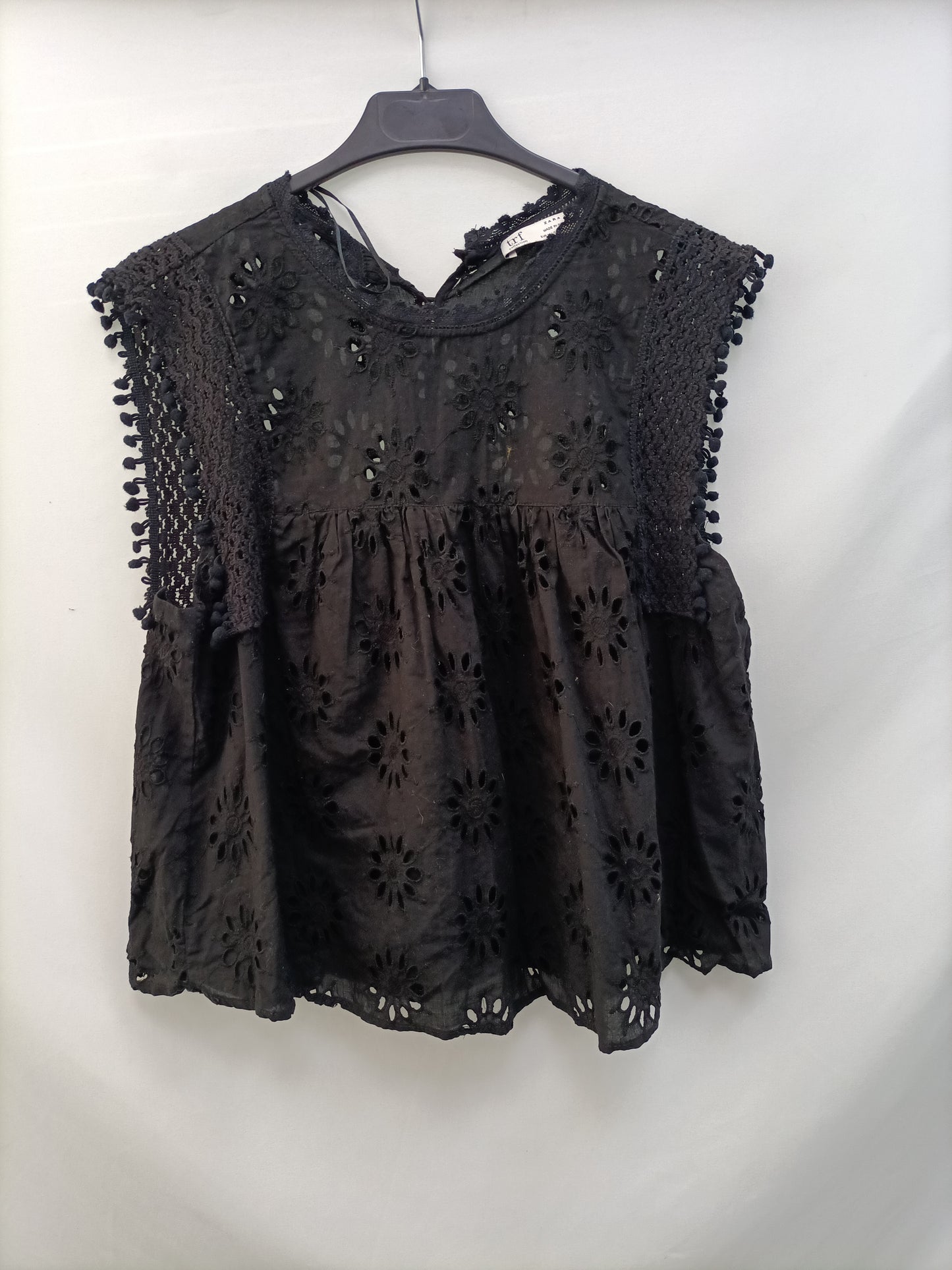ZARA.Top negro troquelado T.M