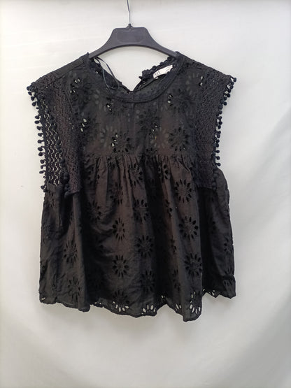 ZARA.Top negro troquelado T.M