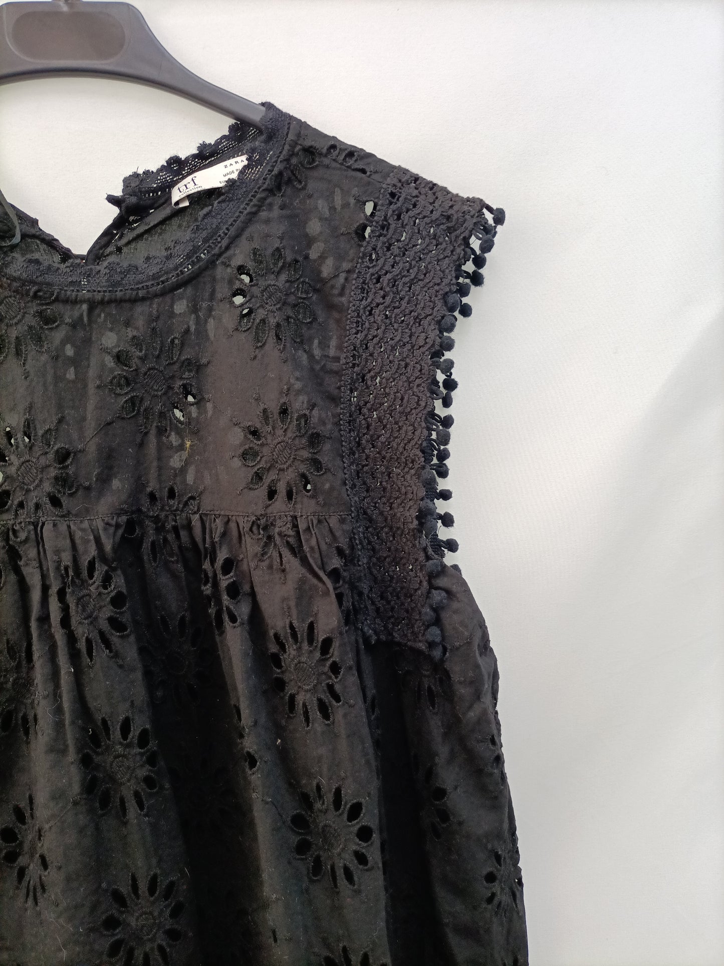 ZARA.Top negro troquelado T.M