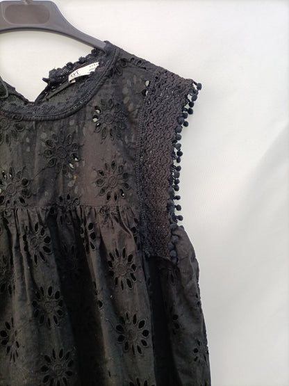 ZARA.Top negro troquelado T.M