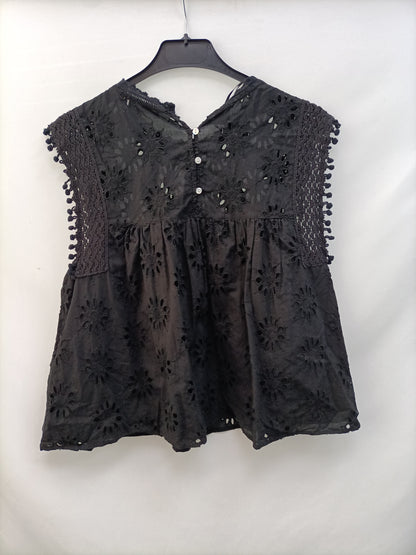 ZARA.Top negro troquelado T.M