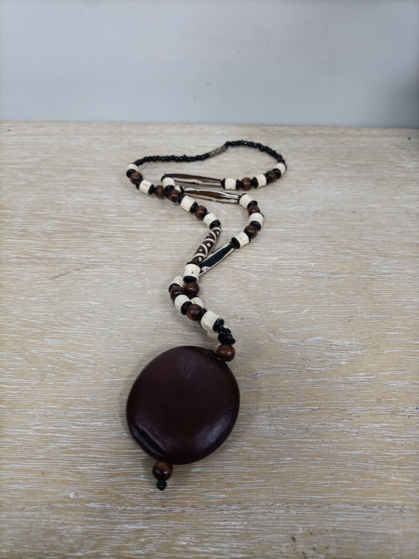 OTRAS. Collar madera