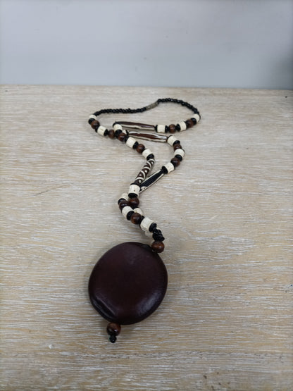 OTRAS. Collar madera