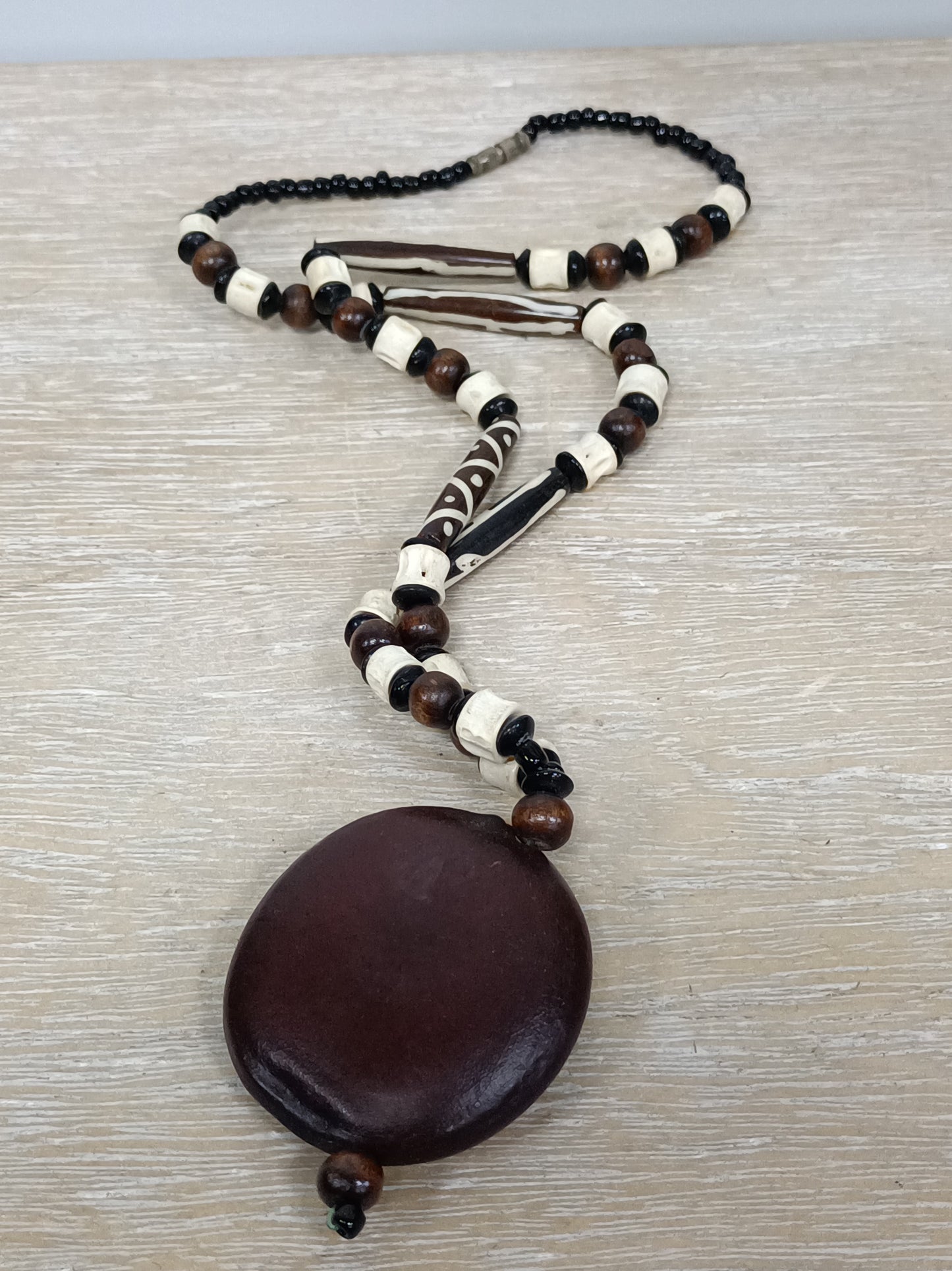 OTRAS. Collar madera