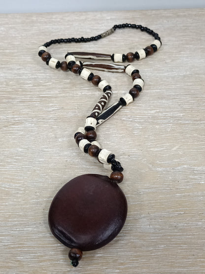 OTRAS. Collar madera