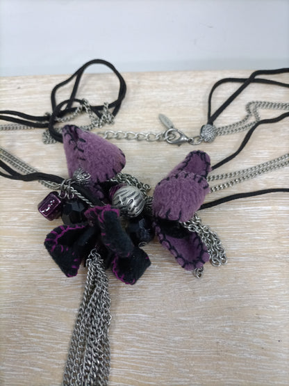 OTRAS. Collar flores moradas