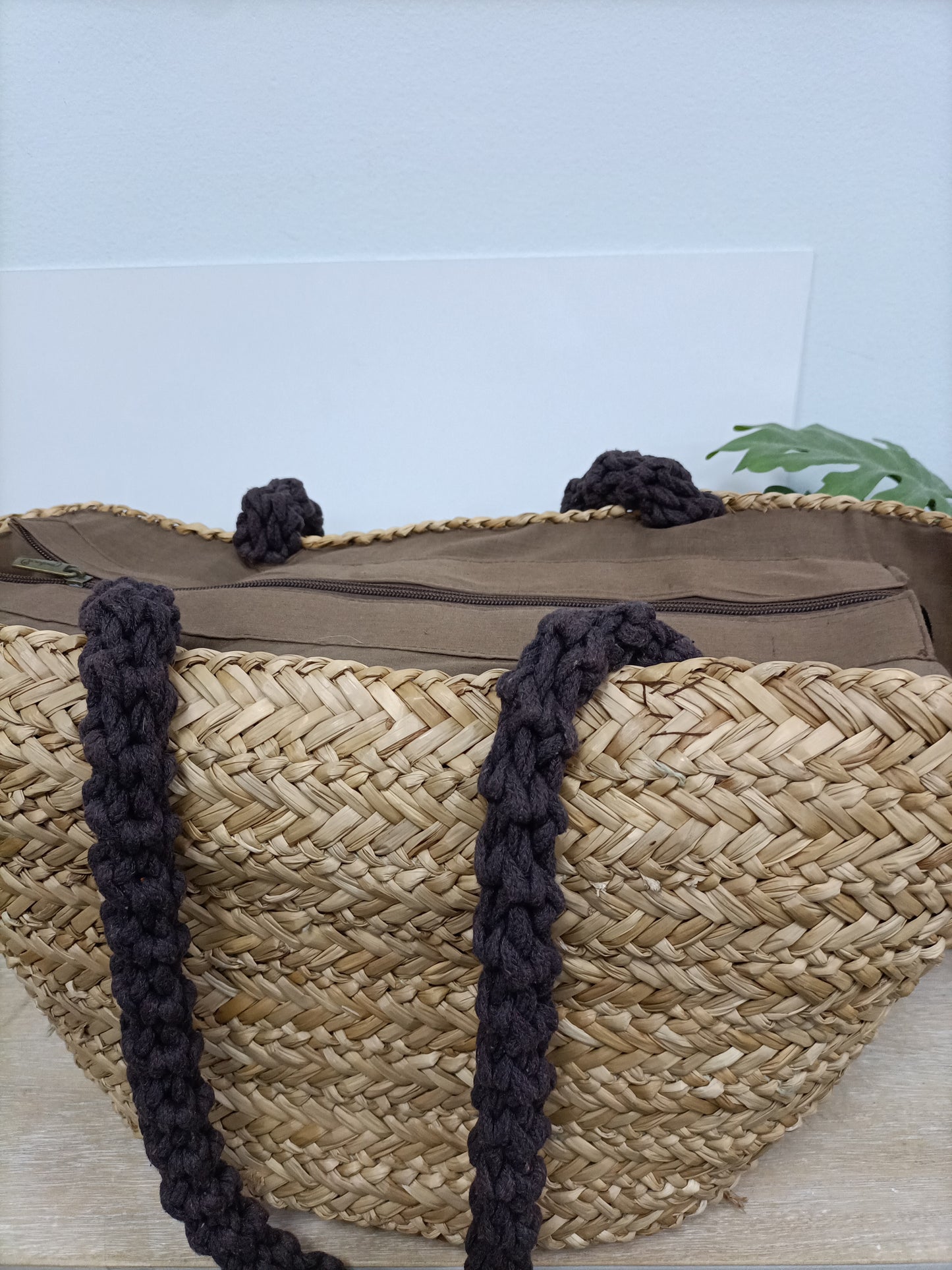 MALUCA. Capazo rafia marrón