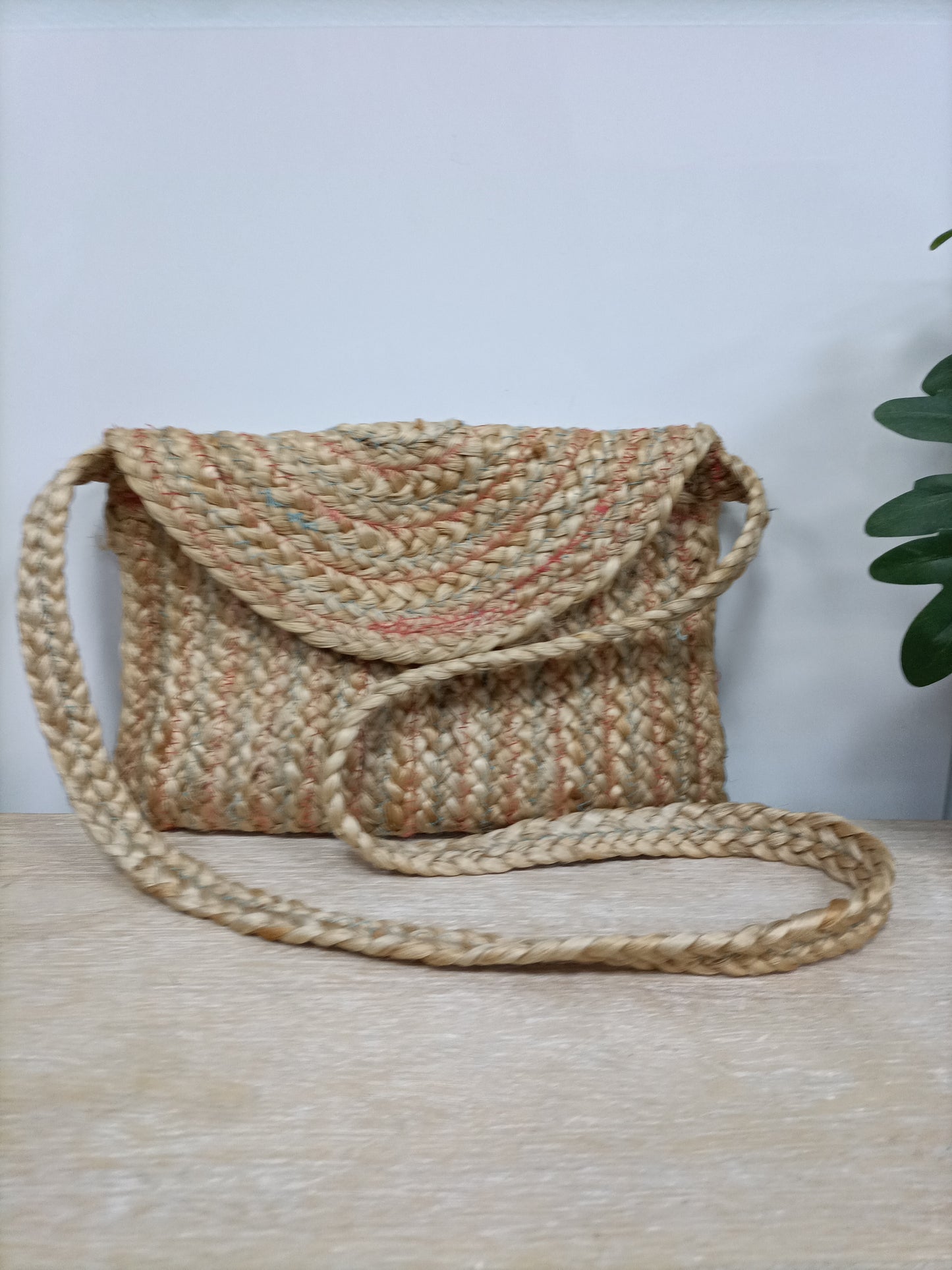 OTRAS. Bolso rafia beige