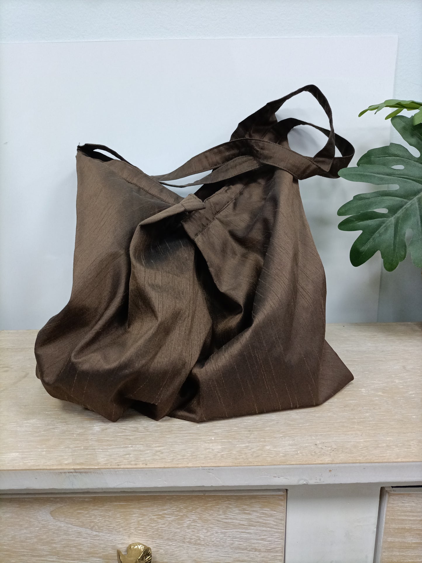 OTRAS. Bolso marrón saco