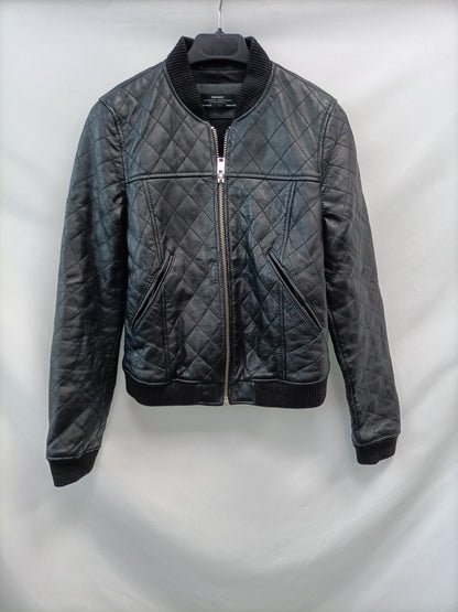 ZARA. Cazadora negra efecto piel T.s