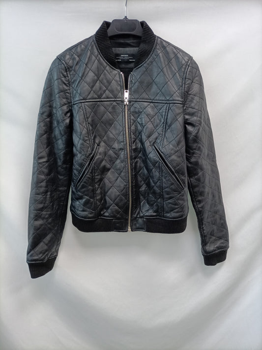 ZARA. Cazadora negra efecto piel T.s