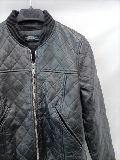 ZARA. Cazadora negra efecto piel T.s