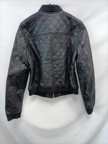 ZARA. Cazadora negra efecto piel T.s