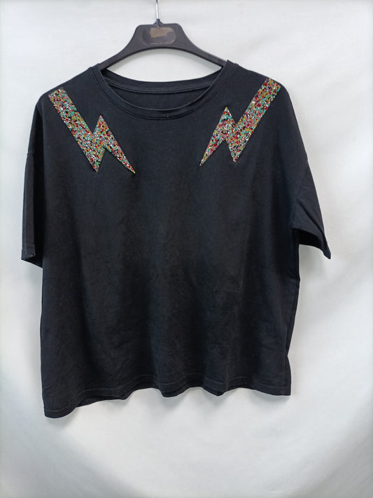 OTRAS. camiseta negra rayos T.u(s)