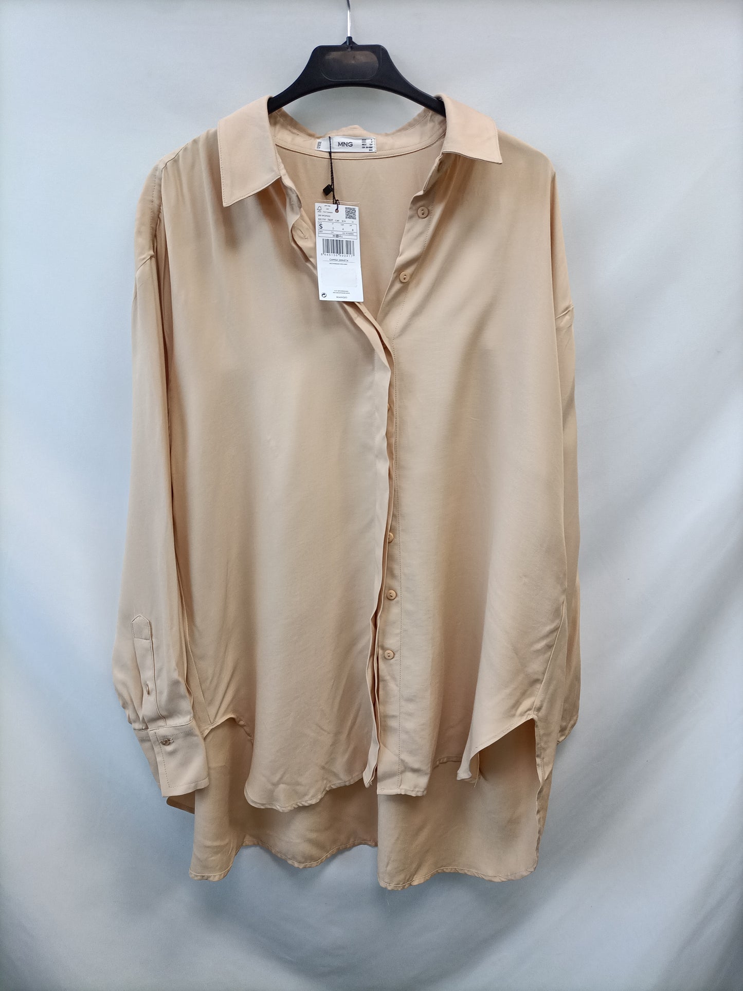 MANGO. Blusa beige oversized T.s