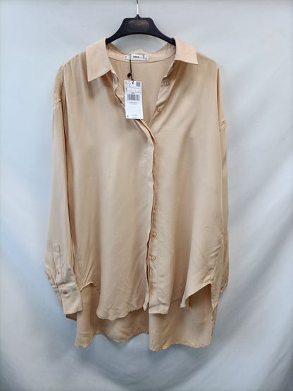MANGO. Blusa beige oversized T.s