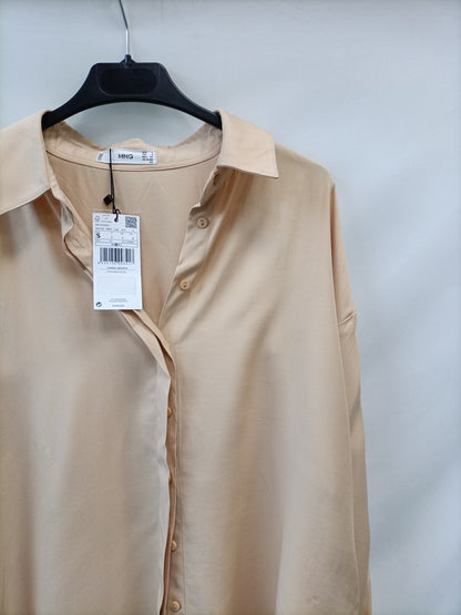 MANGO. Blusa beige oversized T.s