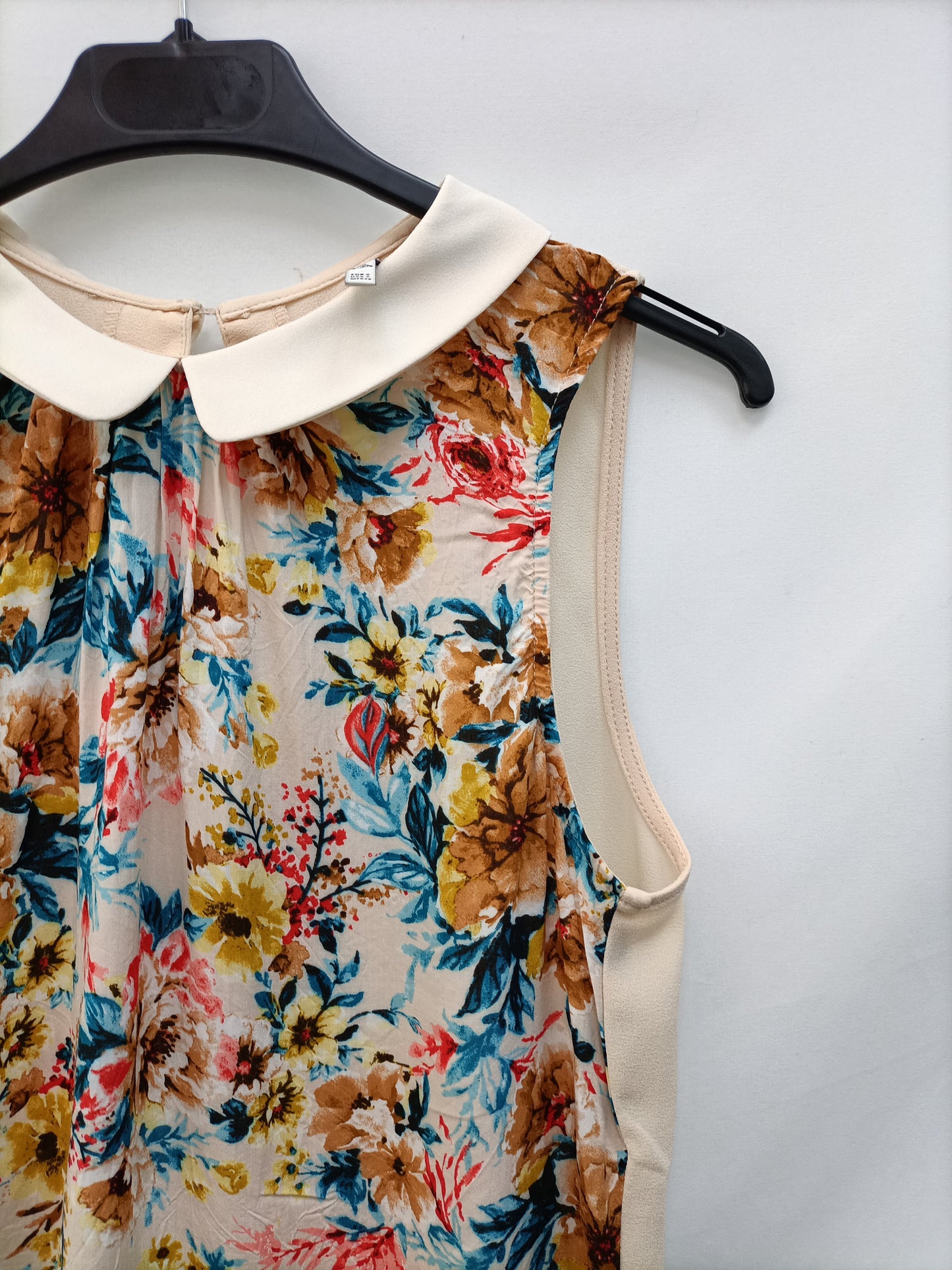 STRADIVARIUS. Top beige flores T.s