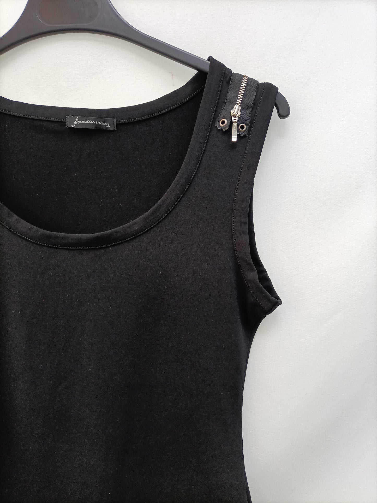 STRADIVARIUS. Top negro cremallera T.u(s)