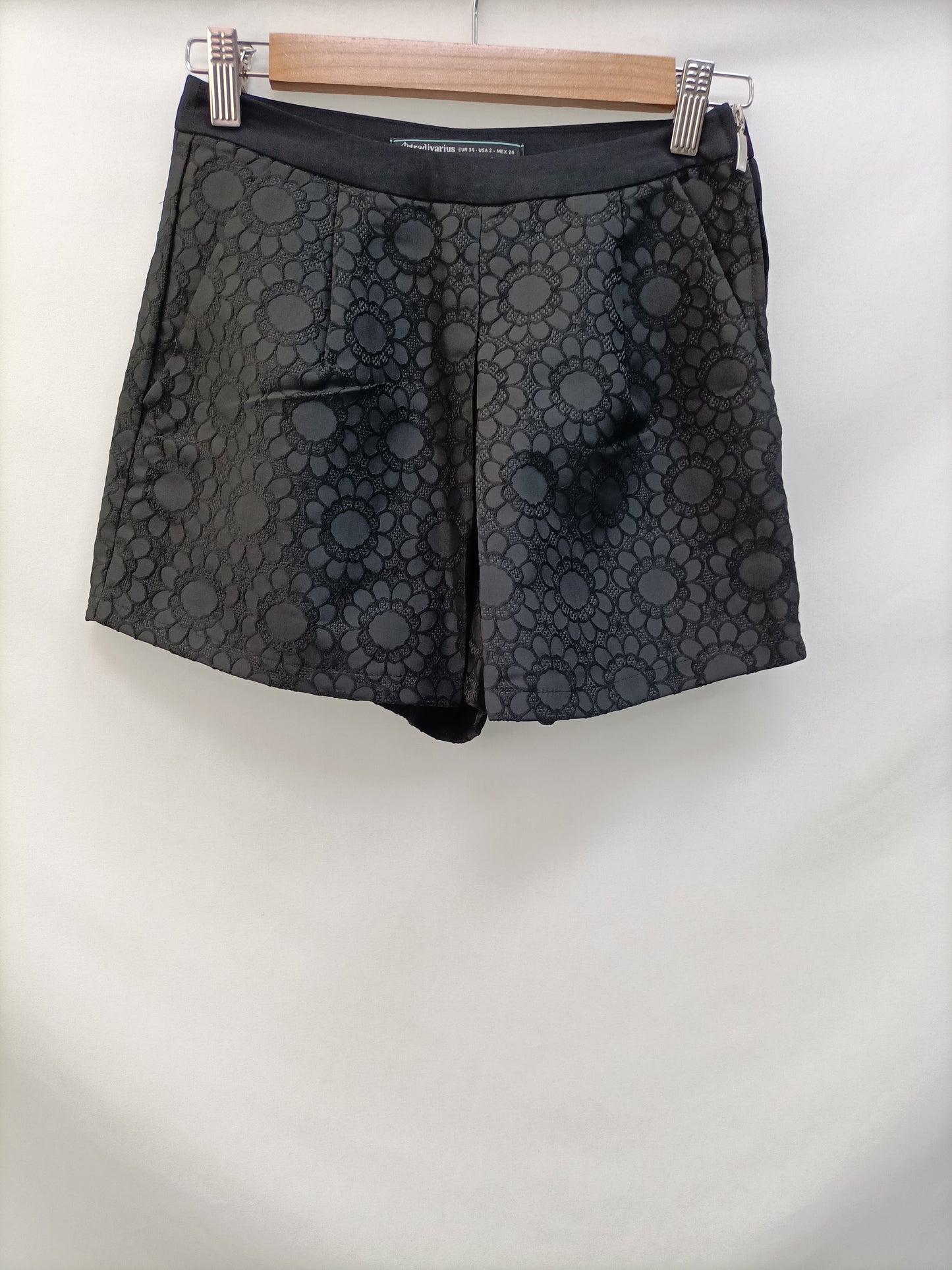 STRADIVARIUS. Pantalón textura T.34