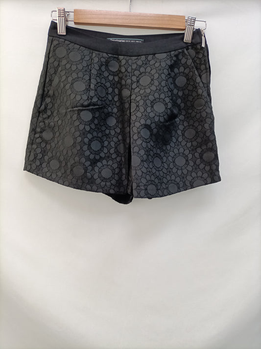 STRADIVARIUS. Pantalón textura T.34