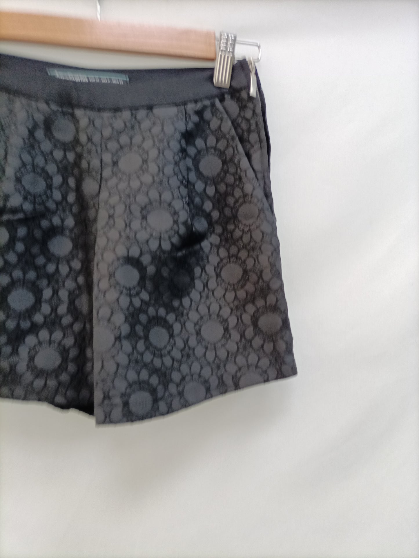 STRADIVARIUS. Pantalón textura T.34