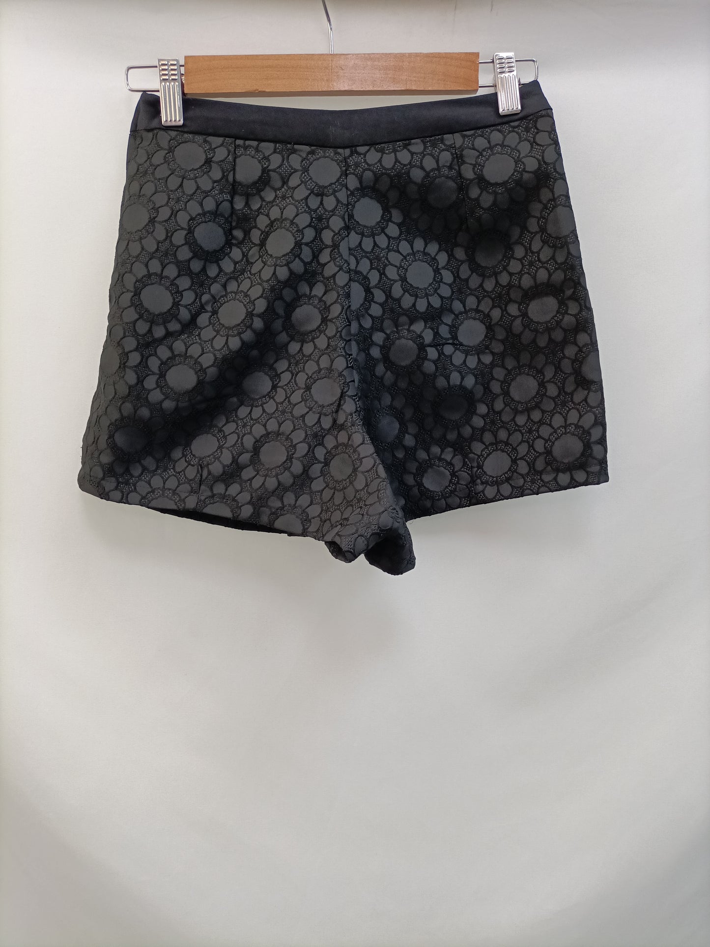 STRADIVARIUS. Pantalón textura T.34