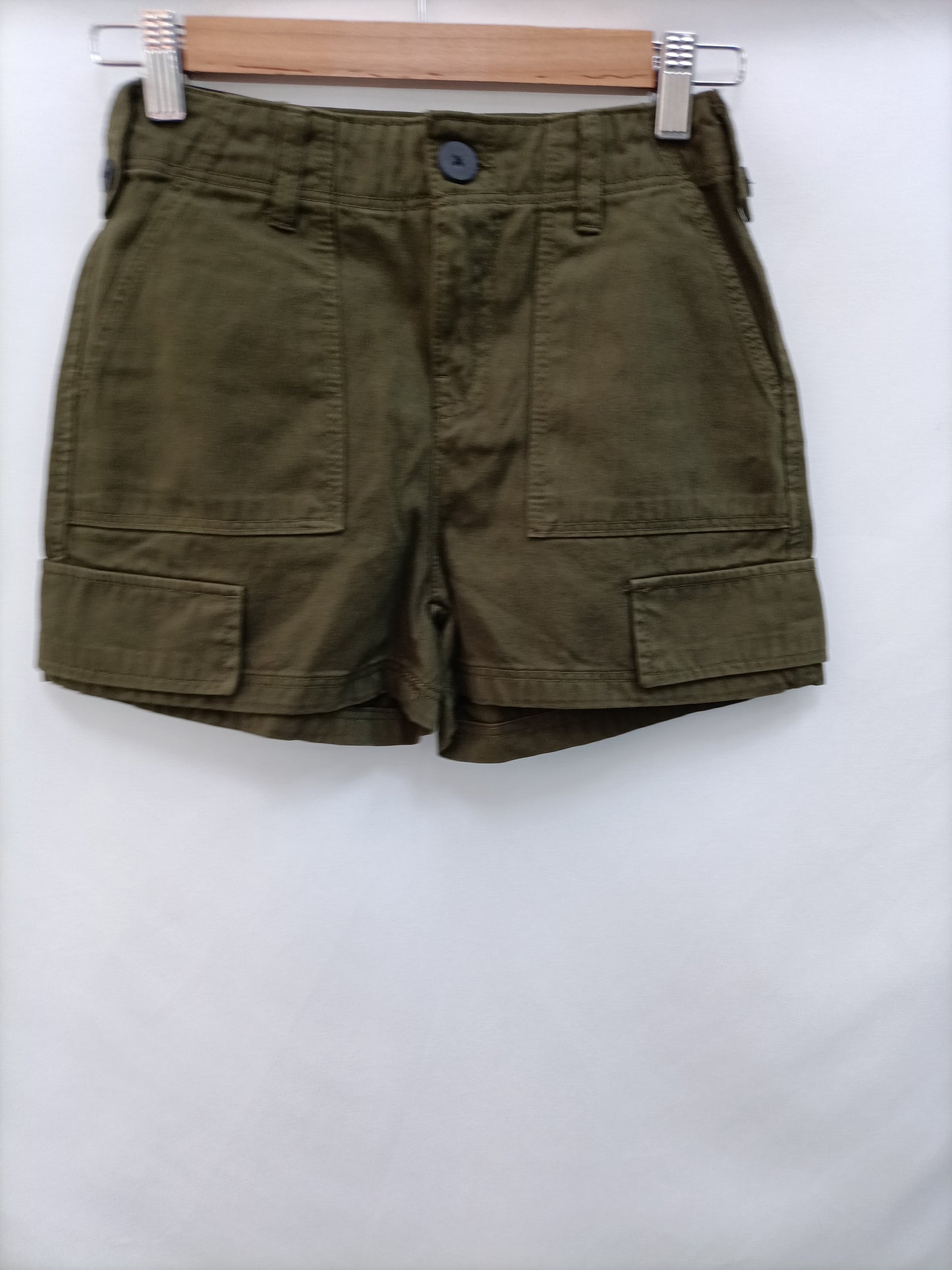 BERSHKA. Pantalón verde T.32