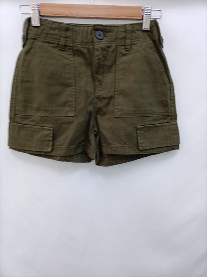 BERSHKA. Pantalón verde T.32