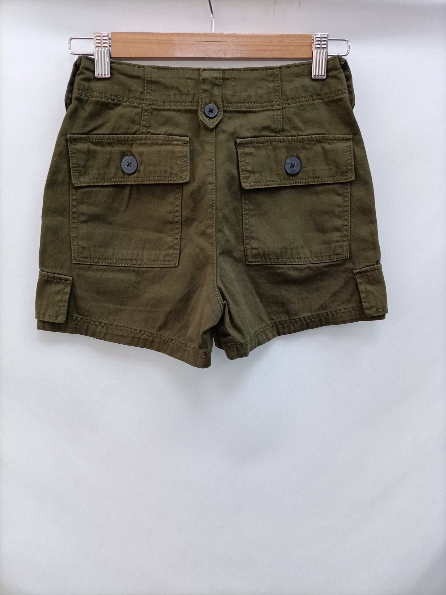 BERSHKA. Pantalón verde T.32
