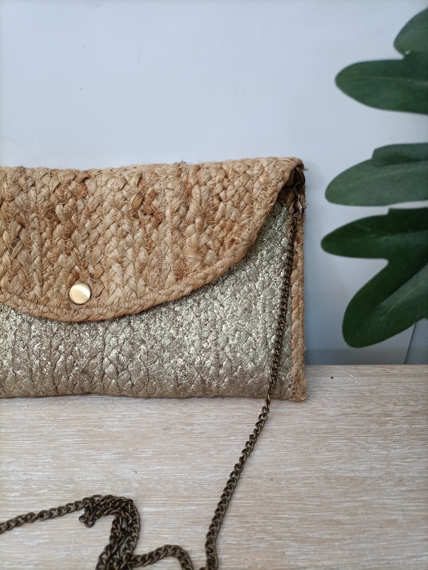 PARFOIS. Cartera rafia y dorada