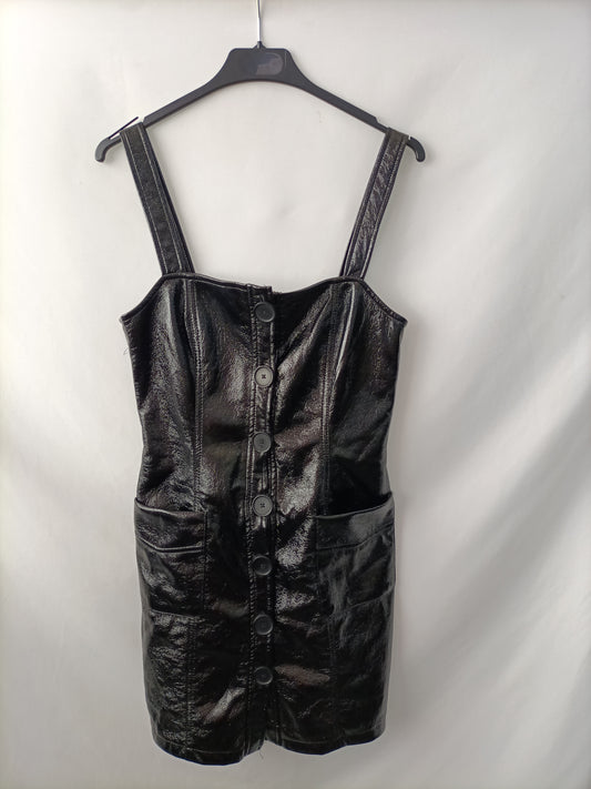 STRADIVARIUS. Vestido negro vinilo T.s