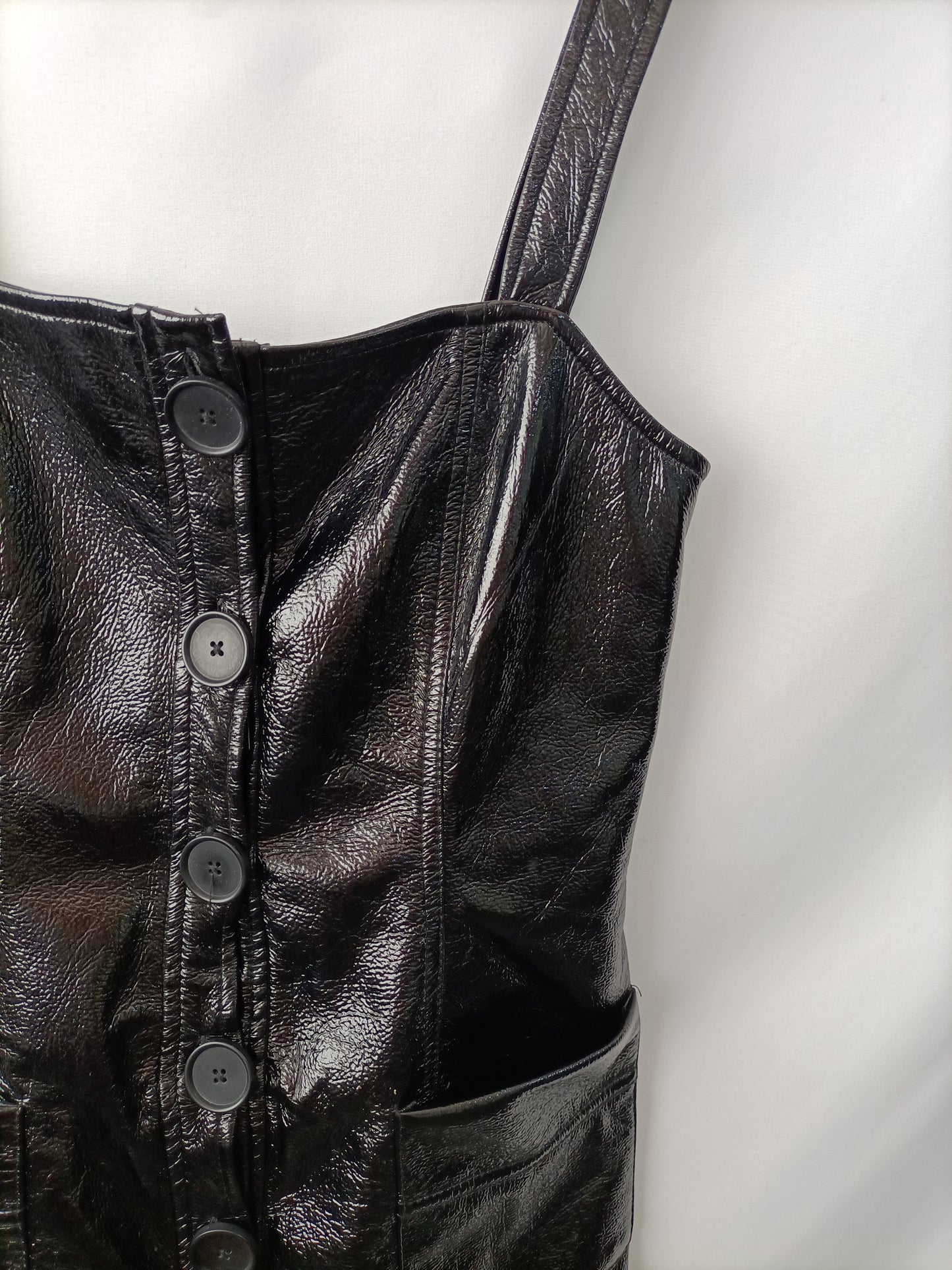 STRADIVARIUS. Vestido negro vinilo T.s