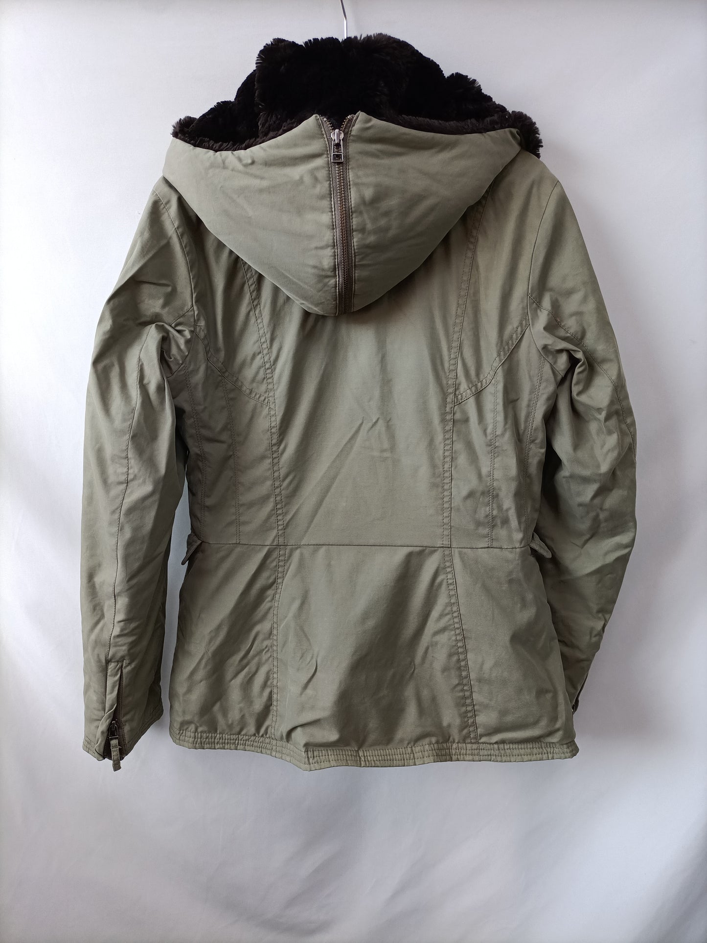 BENETTON. Parka verde gordita T.s (tara)