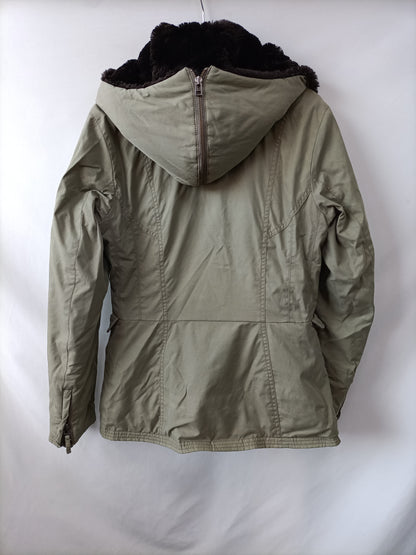 BENETTON. Parka verde gordita T.s (tara)