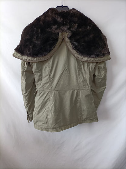 BENETTON. Parka verde gordita T.s (tara)