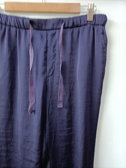 BENETTON. Pantalón morado fluido T.40