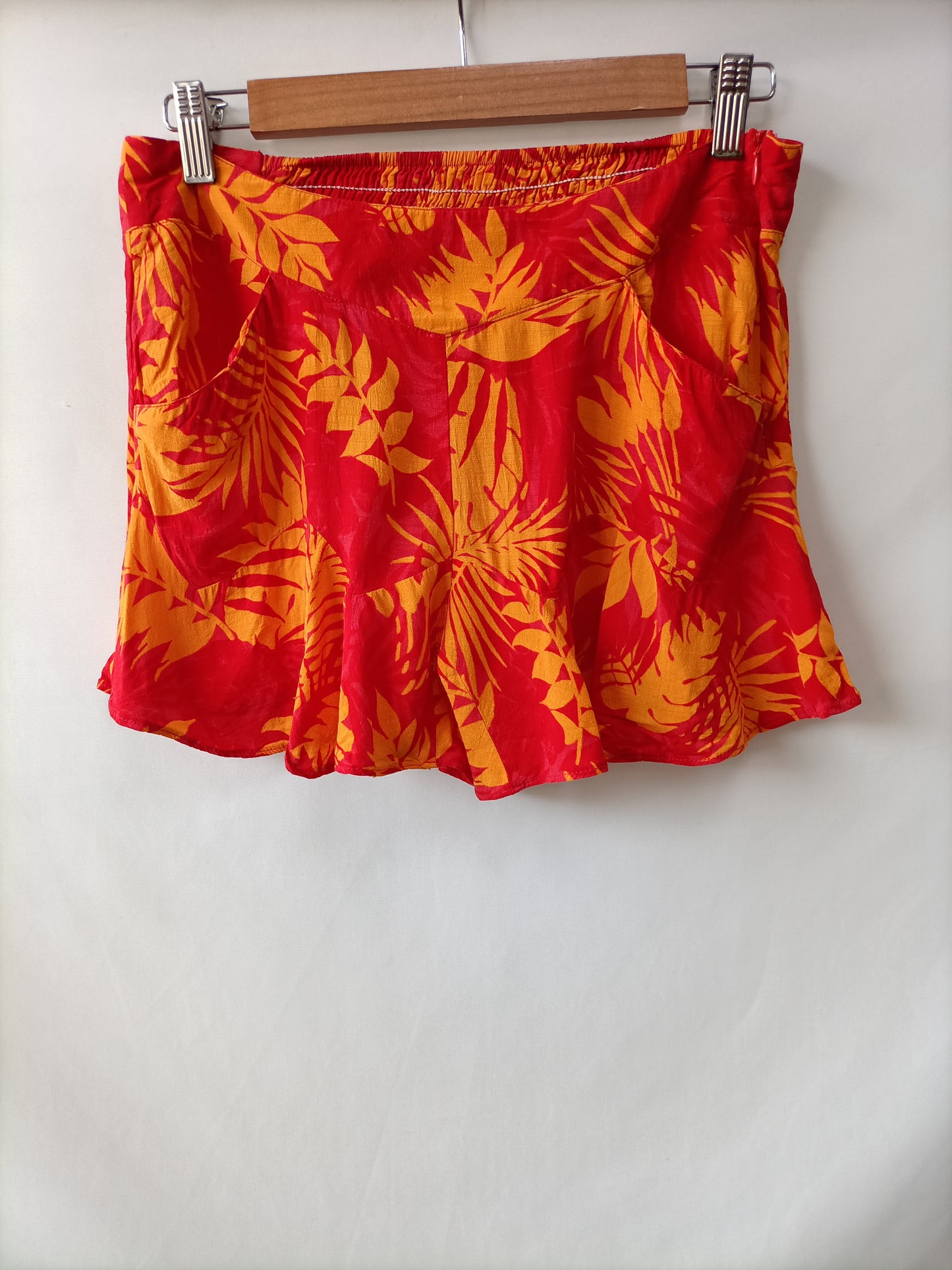 MANGO. Shorts fluido hojas T.s