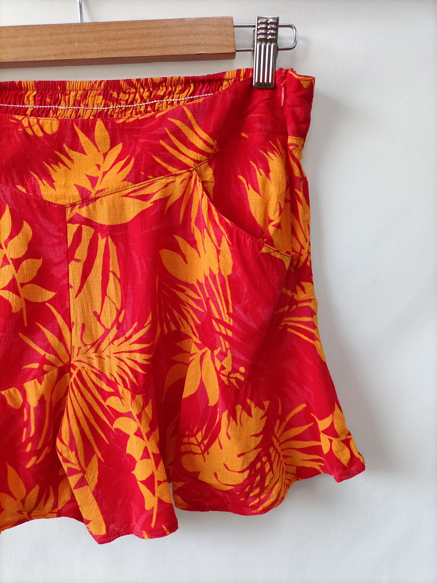 MANGO. Shorts fluido hojas T.s