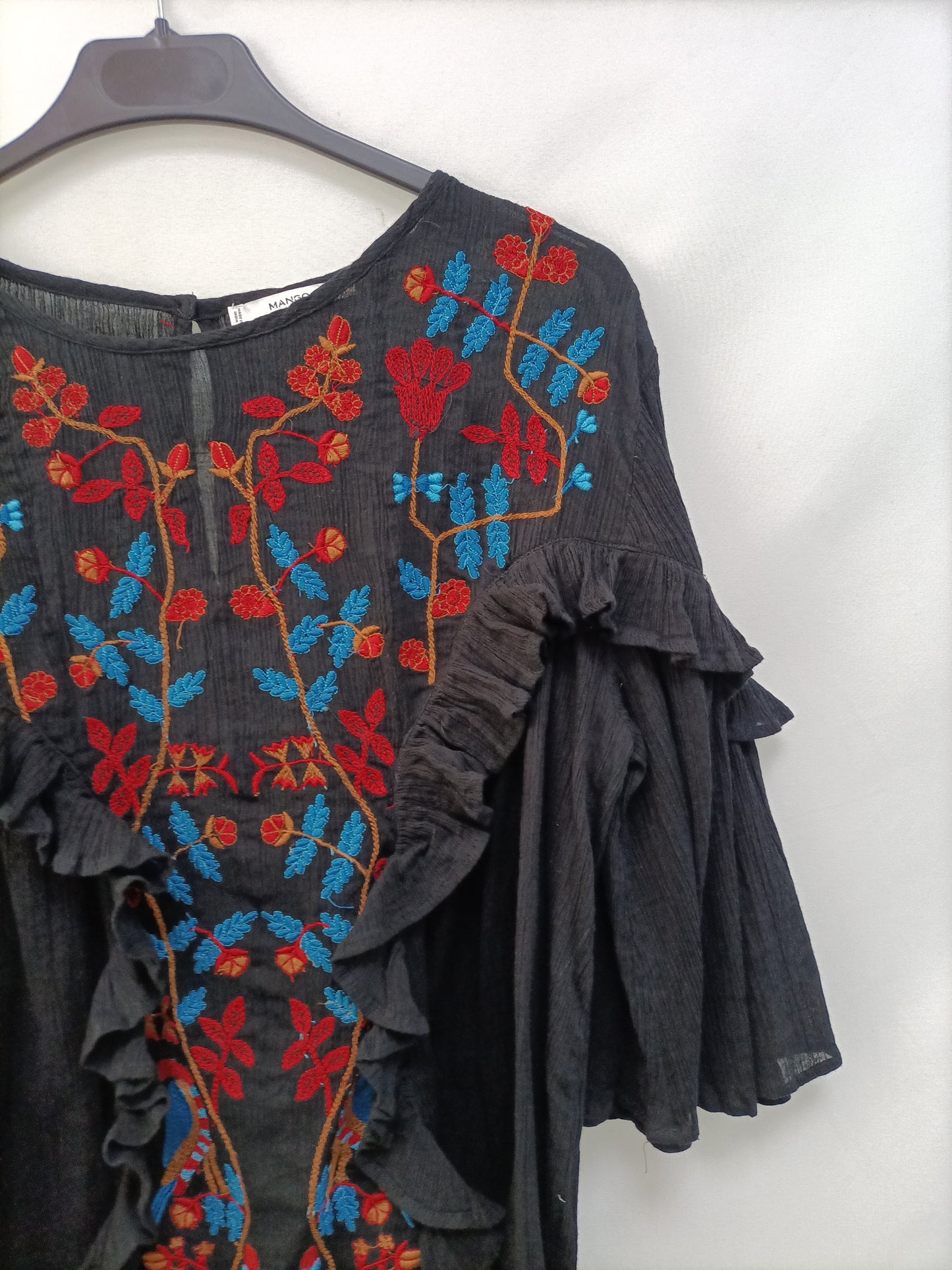 MANGO. Blusa bordada negra T.s