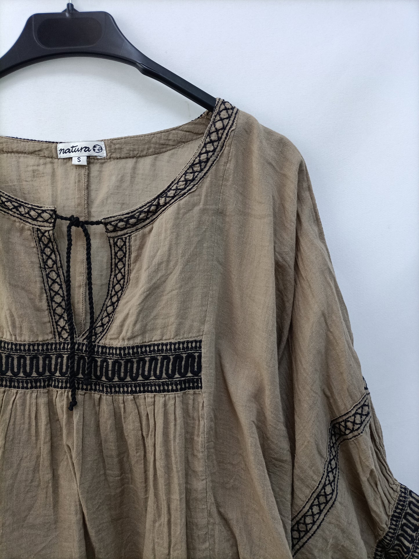 NATURA. Blusa verde bordada T.s