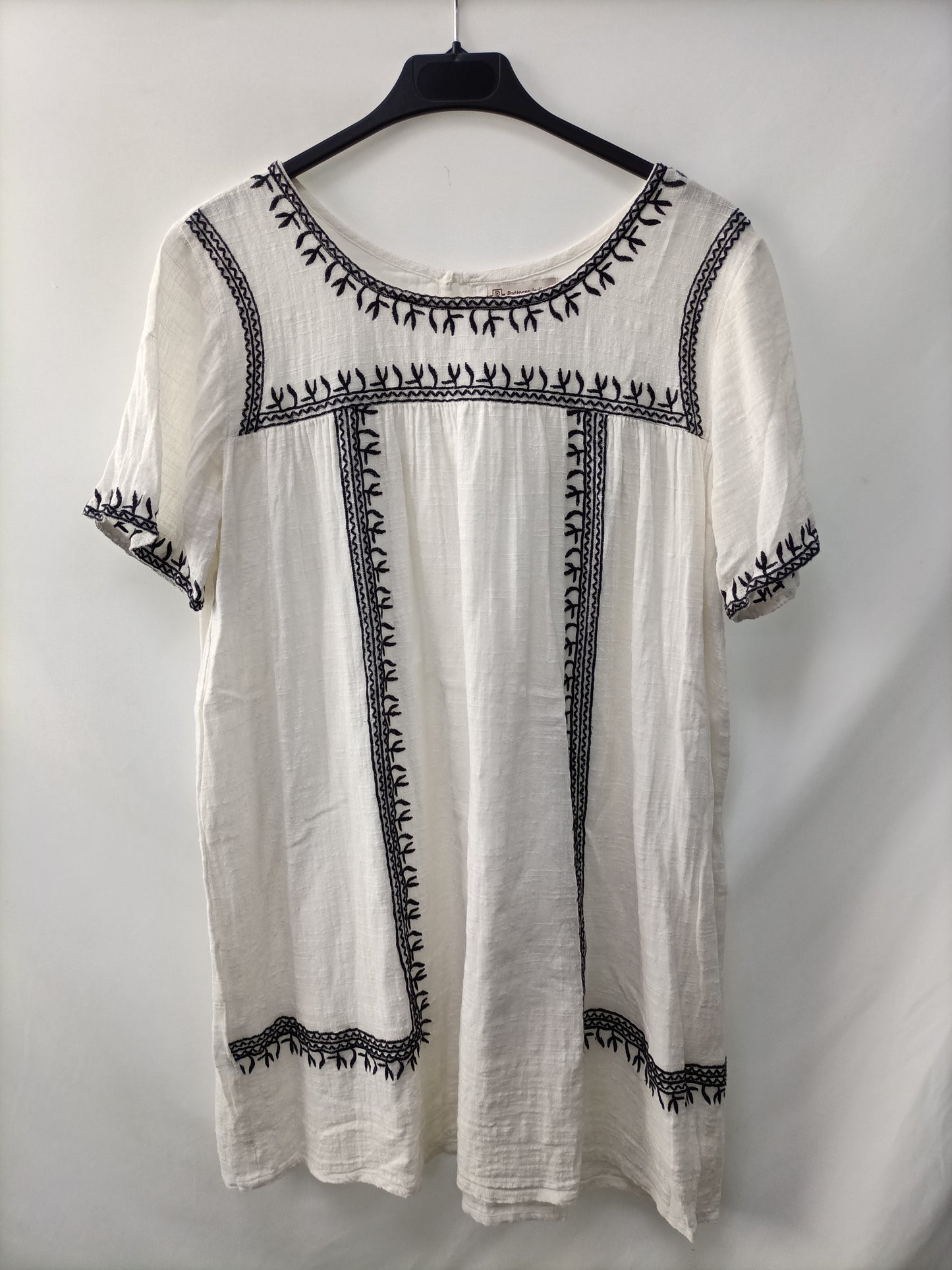 PATTERNS INDIA. Vestido blanco bordados T.s