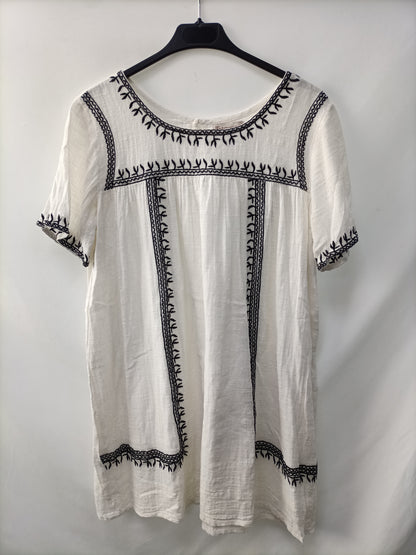 PATTERNS INDIA. Vestido blanco bordados T.s