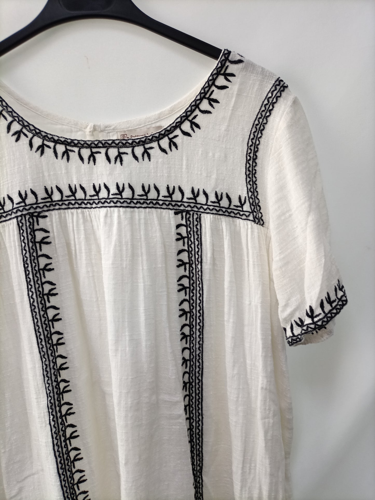 PATTERNS INDIA. Vestido blanco bordados T.s