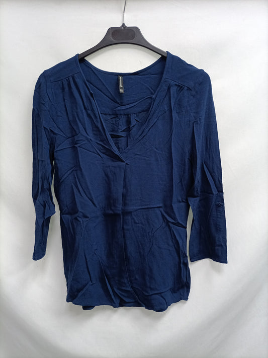 STRADIVARIUS. Blusa azul básica T.s