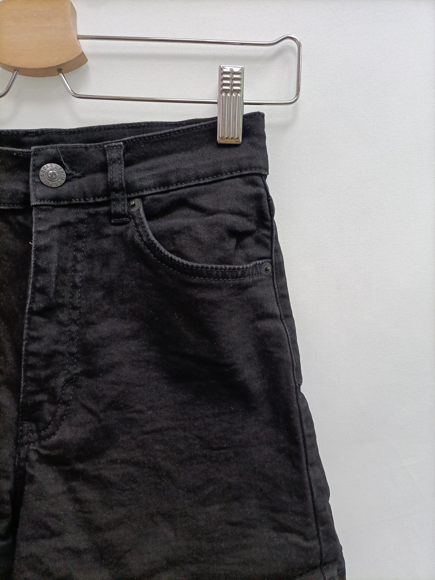 PULL&BEAR. Shorts negro entallado T.34