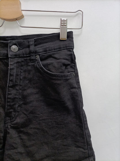 PULL&BEAR. Shorts negro entallado T.34