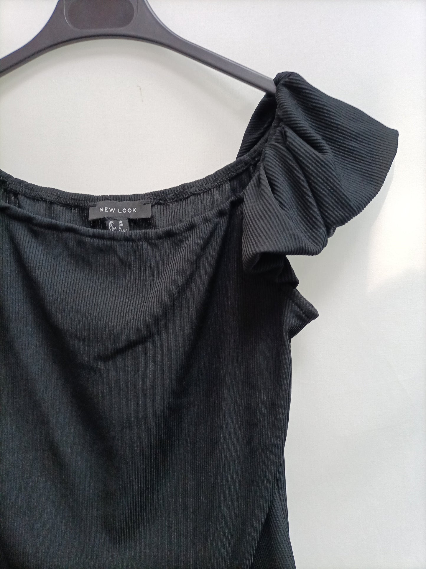 NEW LOOK. Top negro canalé T.38